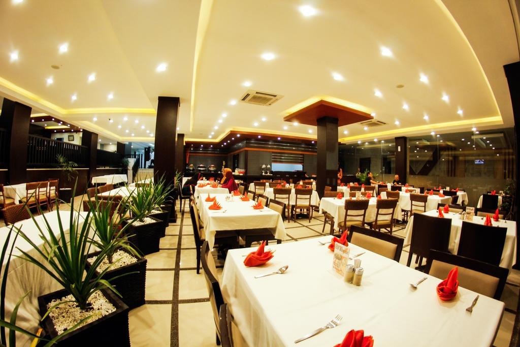 Alpha Hotel Pekanbaru Exterior foto