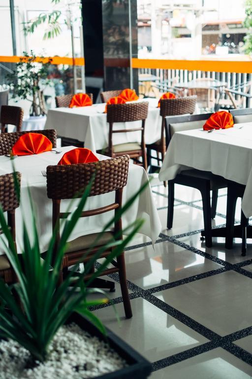 Alpha Hotel Pekanbaru Exterior foto