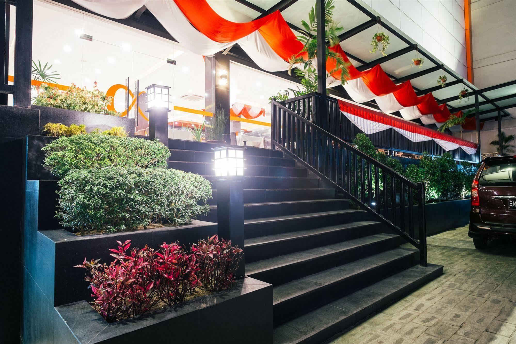 Alpha Hotel Pekanbaru Exterior foto