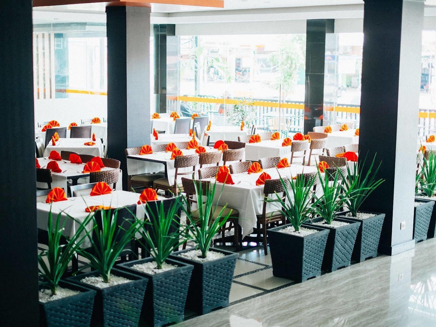 Alpha Hotel Pekanbaru Exterior foto